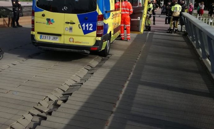 Pavimento del puente de Santa Teresa dañado al paso de una ambulancia.