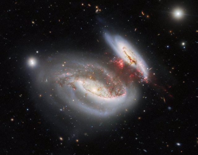 La colisión de las 'Galaxias de Caramelo' deja atrás un puente de material formador de estrellas