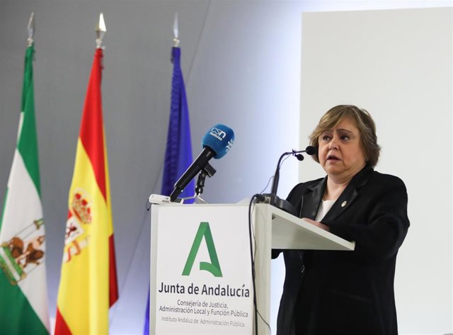 La presidenta del Consejo Consultivo de Andalucía, María Jesús Gallardo, interviene en la I Jornada de Simplificación Administrativa celebrada en Sevilla.