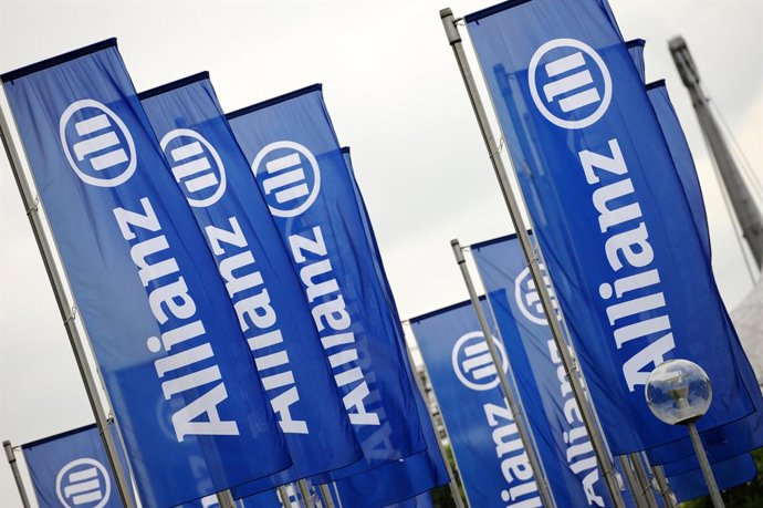 Archivo - FILED - 07 May 2014, Bavaria, Munich: Flags with The German giant insurance company Allianz logo wave in the Olympic Park before the start of the insurance company's Annual General Meeting. Allianz announced today, its distributable net profit