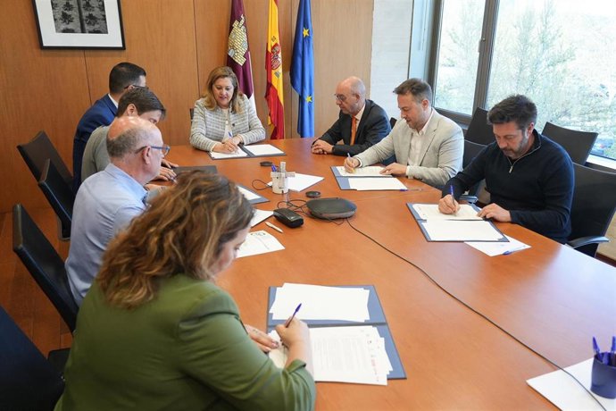 Firma del acuerdo de interinos entre la consejera de Educación, Cultura y Deportes de C-LM, Rosa Ana Rodríguez, y los sindicatos presentes en la mesa sectorial de Educación