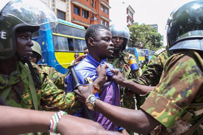 Un detenido en Nairobi durante una protesta convocada por la oposición contra el alto coste de la vida en Kenia