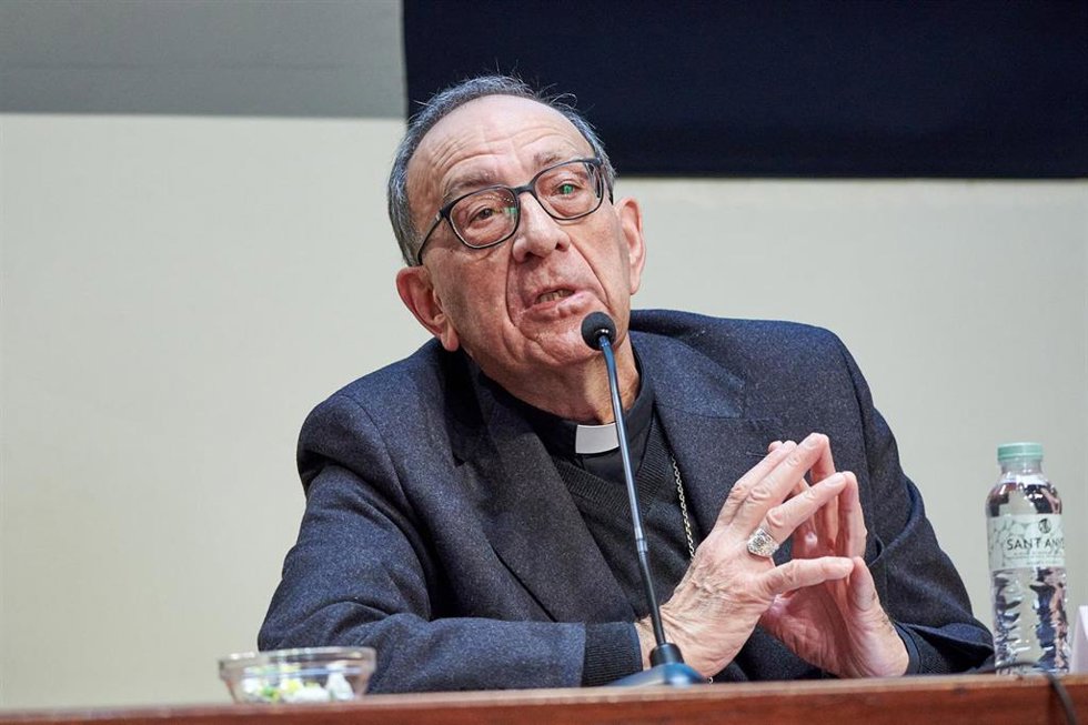 Archivo - El presidente de la Conferencia Episcopal Española, Juan José Omella, ofrece una rueda de prensa en la presentación del nuevo obispo auxiliar de Barcelona en el Palau Episcopal, a de febrero de 2023, en Barcelona, Catalunya (España). El papa F