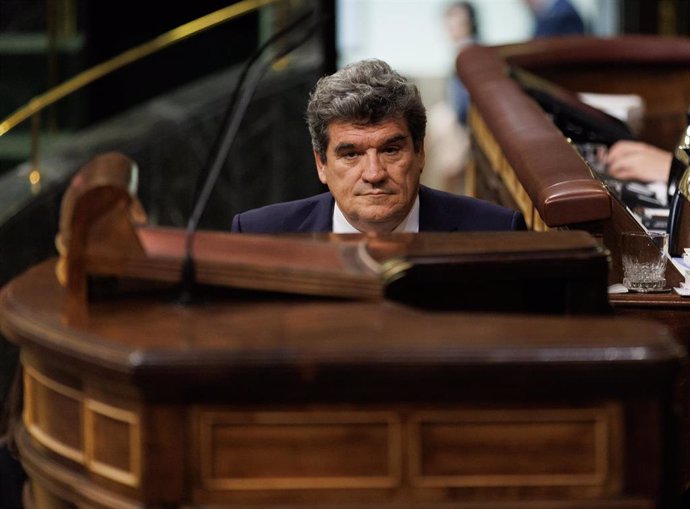 El ministro de Inclusión, Seguridad Social y Migraciones, José Luis Escrivá, durante una sesión plenaria en el Congreso de los Diputados, a 30 de marzo de 2023, en Madrid (España). 