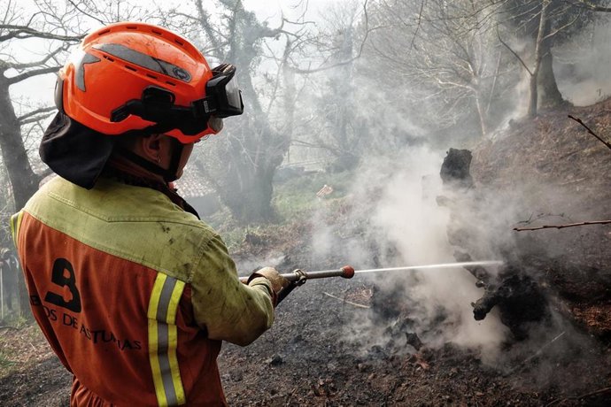 Un bombero trabaje en la extinción de un incendio forestal, a 29 de marzo de 2023, en Toraño, Parres, Asturias (España). 