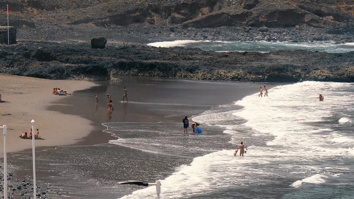Archivo - Bañistas en un playa de Canarias