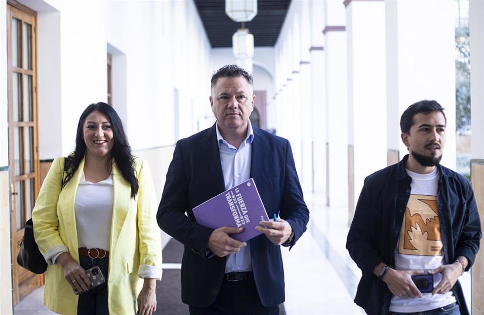El portavoz adjunto de Por Andalucía, Juan Antonio Delgado (c), en una foto de archivo.