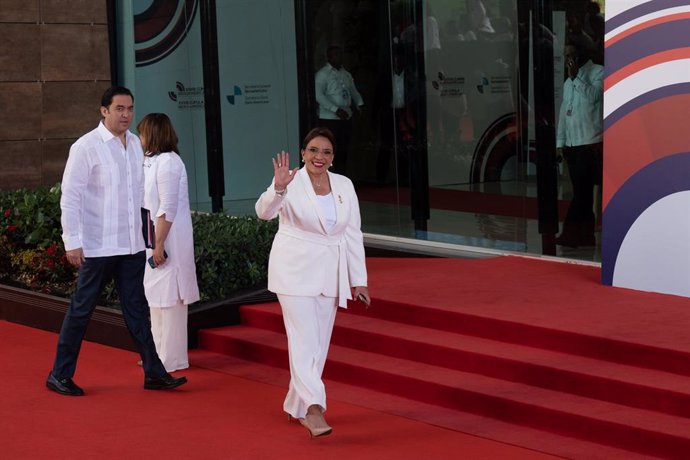 La presidenta de Honduras, Xiomara Castro, a su llegada a una sesión plenaria de la XXVIII Cumbre Iberoamericana