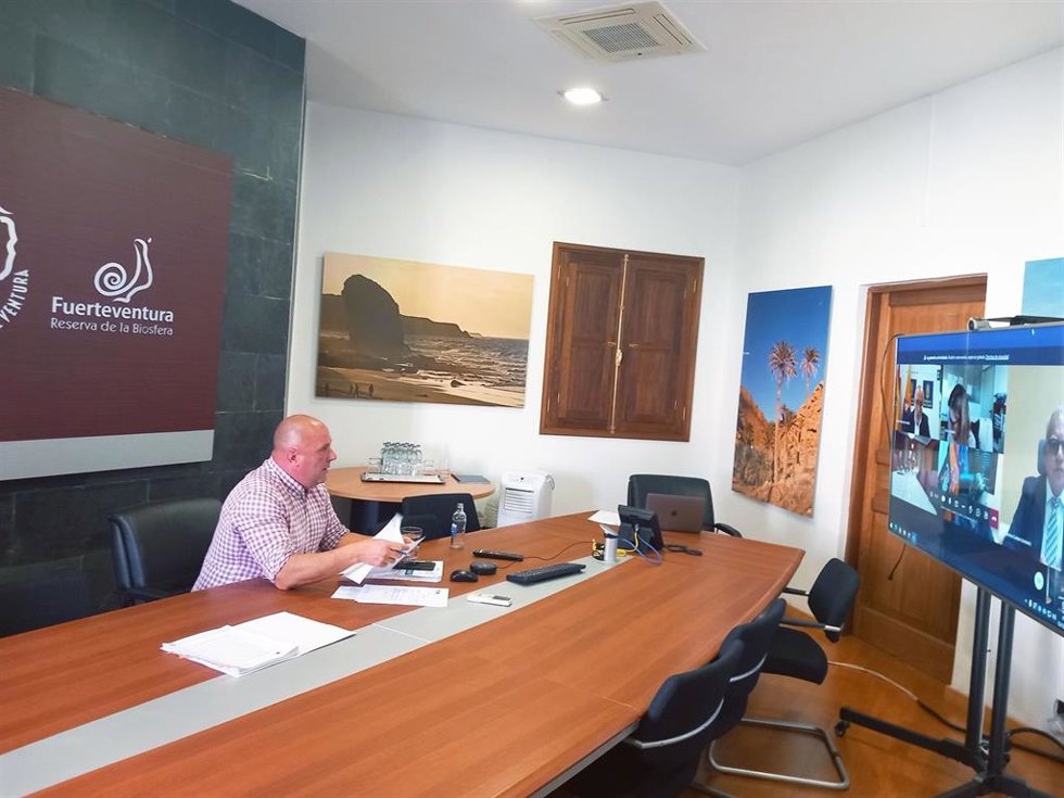 Archivo - El presidente del Cabildo de Fuerteventura, Sergio Lloret, en la reunión de la FECAI como presidente de la misma
