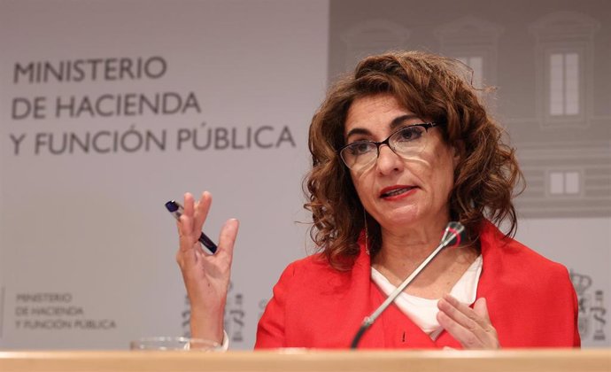 La ministra de Hacienda y Función Pública, María Jesús Montero, ofrece una rueda de prensa en la sede del Ministerio, a 30 de marzo de 2023, en Madrid (España). La ministra ha presentado los datos de cierre de la ejecución presupuestaria del conjunto de