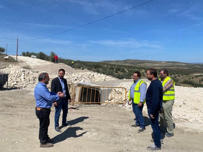 El delegado de Infraestructuras Rurales de la Diputación de Córdoba, Manuel Olmo (segundo por la izda.), en su visita a Valenzuela.