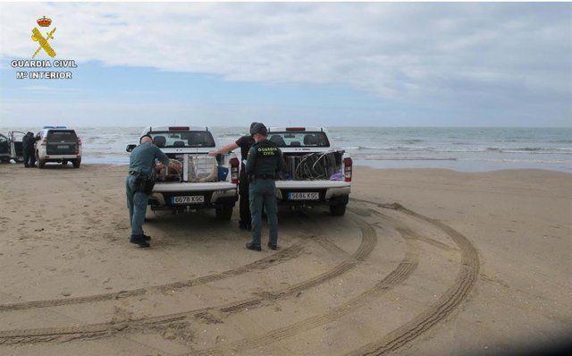 Archivo - Imagen de uno de los dispositivos contra el mariqueo ilegal en la playa ayamontina de Isla Canela (Huelva).