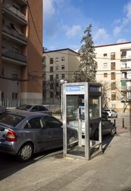 Archivo - Última cabina con techo, puertas y recubierta de vidrio en Barcelona