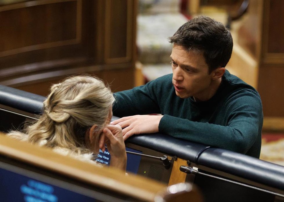 La vicepresidenta segunda y ministra de Trabajo y Economía Social, Yolanda Díaz, y el líder de Más País, Íñigo Errejón,  conversan durante una sesión plenaria en el Congreso de los Diputados, a 30 de marzo de 2023, en Madrid (España).