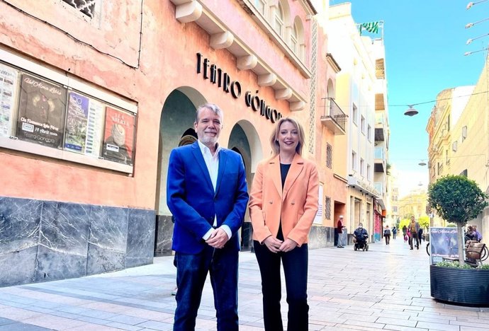 La cineasta cordobesa Fátima Entrenas, número dos de la candidatura de CS a las elecciones municipales en Córdoba capital, junto al candidato de la formación naranja a la Alcaldía, Jesús Lupiáñez.