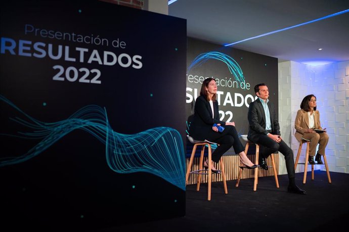 (I-D) La directora de Comunicación de Sanitas, Yolanda Erburu; el consejero delegado y CEO de Sanitas y Bupa Europe & LatinAmerica, Iñaki Peralta; y la directora Financiera de Sanitas, Pilar Villaescusa; en la presentación de los resultados de la compañ