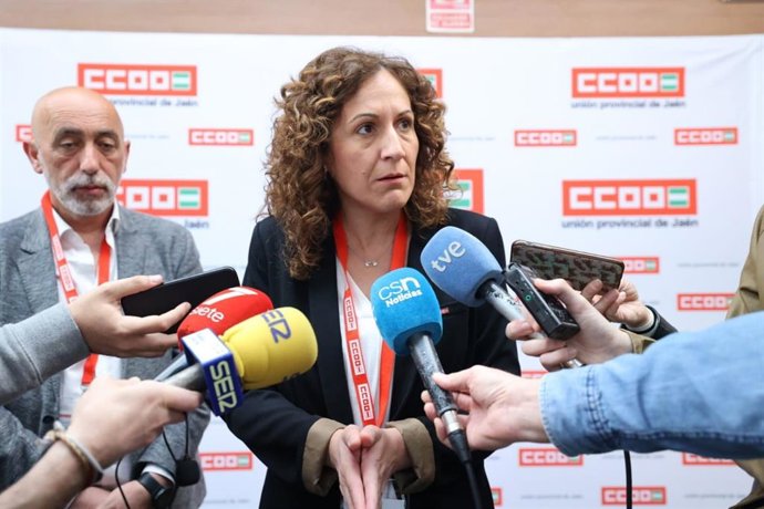 Nuria López atiende a los periodistas.