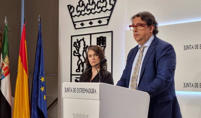 El vicepresidente segundo y consejero de Sanidad y Servicios Sociales, José María Vergeles, en rueda de prensa