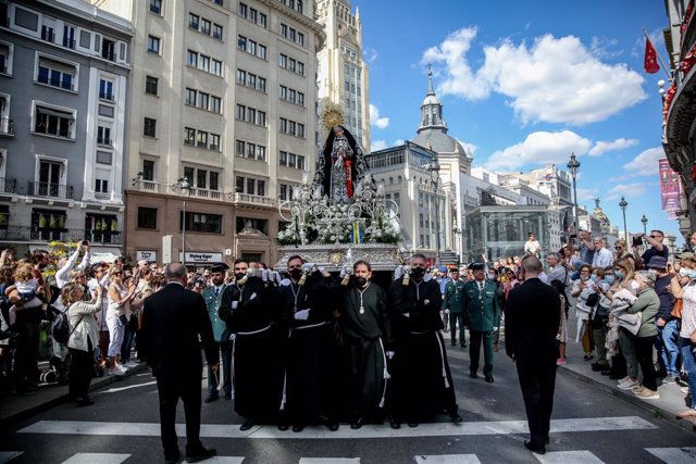 Archivo - Anderos llevan la talla de la Virgen de la Soledad en la procesión de La Soledad y del Desamparo y del Cristo Yacente.