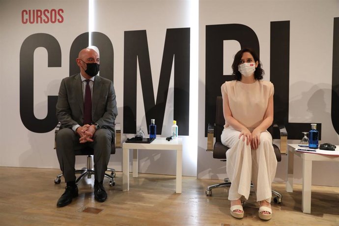 Archivo - El rector de la UCM, Joaquín Goyache Goñi (i), y la presidenta de la Comunidad de Madrid, Isabel Díaz Ayuso (d), asisten al curso Turismo: el impulso de España
