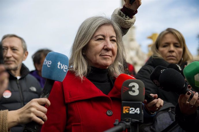 Archivo - La presidenta de la ANC, Dolors Feliu, ofrece declaraciones a los medios, al inicio de una manifestación de la ANC contra la reforma del Código Penal, en la Pla de Palau, a 6 de diciembre de 2022, en Barcelona, Catalunya (España). La protesta 