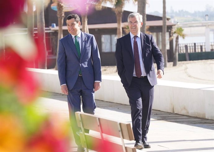 El presidente de la Junta de Andalucía, Juanma Moreno (i), en Estepona (Málaga).