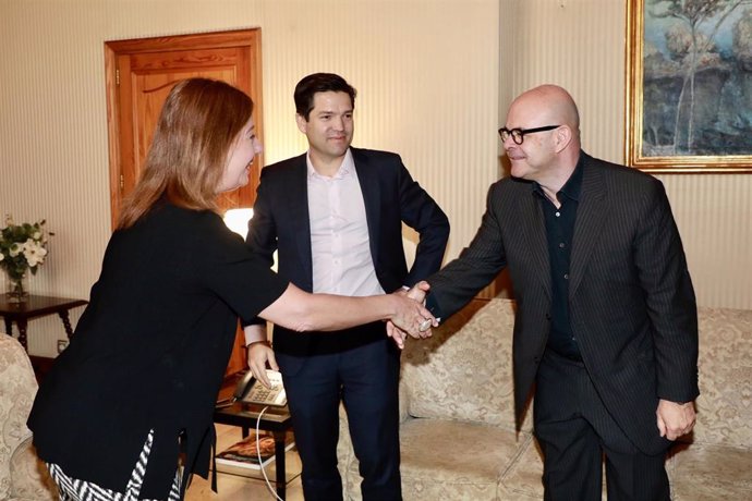 La presidenta del Govern, Francina Armengol, durante la audiencia con el CEO mundial de Siemens Advanta, Aymeric Sarrazin y el CEO de Innovation Strategies, Miguel Fernández.