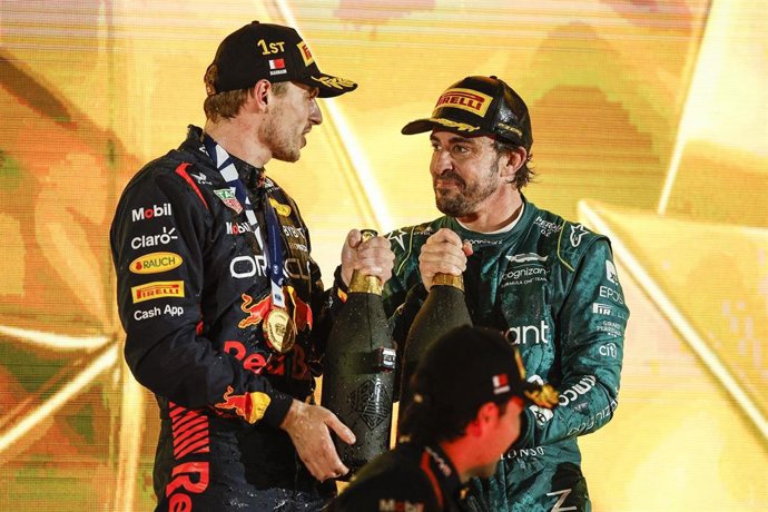 Max Verstappen y Fernando Alonso charlan en el podio del Gran Premio de Baréin 2023