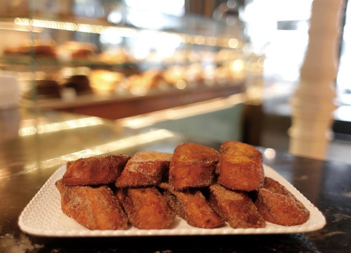 Archivo - Un plato de torrijas típicas de la pastelería 'La Duquesita', 