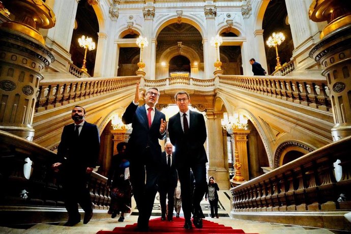 El presidente del PP, Alberto Núñez Feijóo, mantiene una reunión con el presidente de la Cámara Municipal de Lisboa, Carlos Moedas.