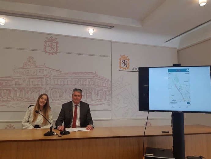 El concejal de Desarrollo Urbano, Luis Miguel García Copete, y la representante de la UTE Infraestructura Verde de León, Amanda González, en la presentación de la aplicación.