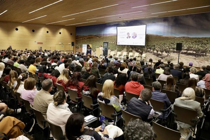 La presidenta del Gobierno de La Rioja, Concha Andreu, ha inaugurado la I Feria Orientación, Empleo y Emprendimiento de La Rioja 'CREA Empleo'.