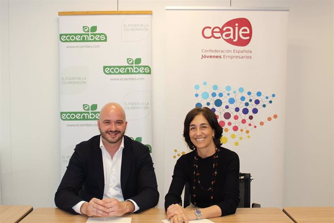 El presidente de CEAJE, Fermín Albaladejo, y la directora de Relaciones Externas y ESG de Ecoembes, Begoña de Benito, durante la firma del convenio entre las dos entidades para la concienciación en materia de sostenibilidad de jóvenes empresarios.