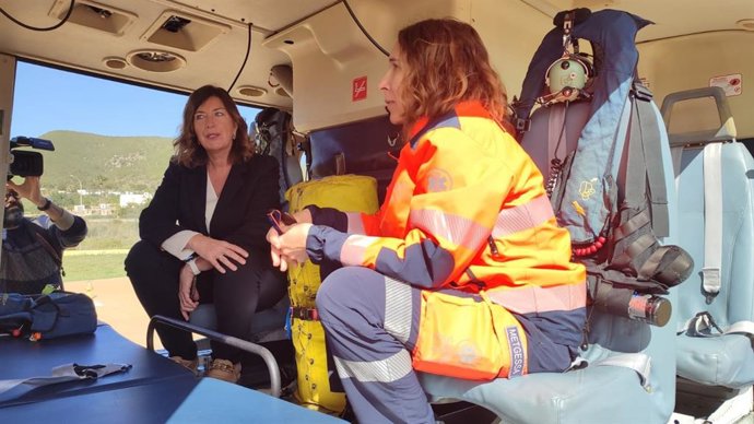La consellera de Salud y Consumo, Patricia Gómez, en una de las aeronaves.