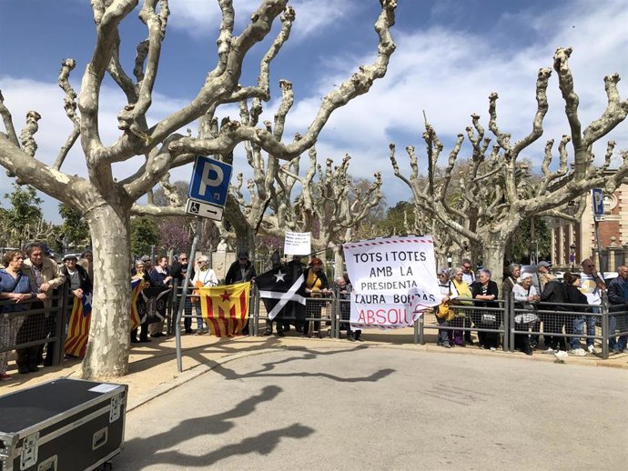Manifestantes muestran su apoyo a Laura Borrs ante el Parlament