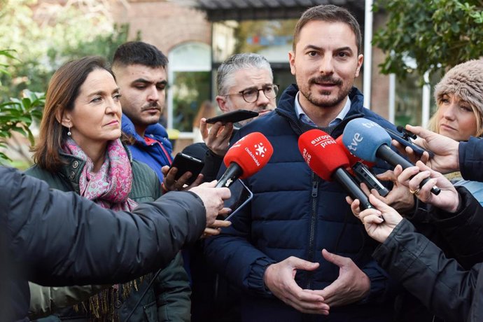Archivo - El secretario general del PSOE-M, Juan Lobato, atiende a medios tras su llegada a la construcción del macroparking del hospital Niño Jesús, a 13 de enero de 2023, en Madrid (España). El macroparking del hospital Niño Jesús tiene como intención