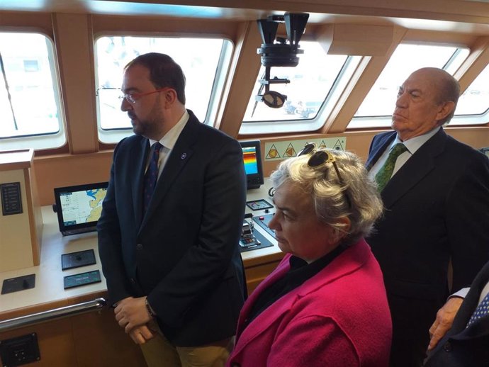 El presidente del Principado de Asturias, Adrián Barbón, junto a la alcaldesa de Gijón, Ana González,  y al empresario asturmexicano Antonio Suárez,   a bordo del barco atunero 'María Jesús, en El Musel, Gijón