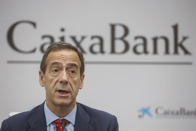 Archivo - El consejero delegado de CaixaBank, Gonzalo Gortázar, interviene durante la presentación de los resultados de la entidad de los nueve primeros meses de 2022, en el Edificio de CaixaBank, a 28 de octubre de 2022, en Valencia, Comunidad Valencia