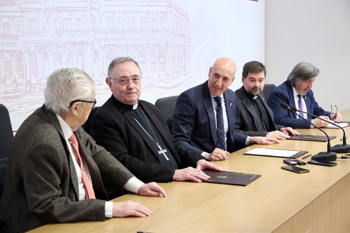 L alcalde de León, José Antonio Dez, y los representantes de las instituciones eclesiásticas durante la rueda de prensa de presentación de la iniciativa.