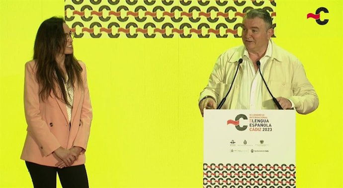 El concejal de Presidencia del Ayuntamiento de Cádiz, Francisco Miguel Cano López y la concejala de Cultura y Fiestas, Lola Cazalilla.