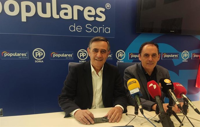 Antonio Pardo (izda) candidato del PP a El Burgo de Osma junto al presidente del PP, Benito Serrano.
