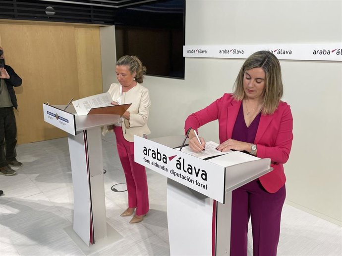 Sagardui y Basterra durante la firma del convenio