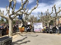 Un centenar de persones es concentra davant el Parlament en suport a Borràs