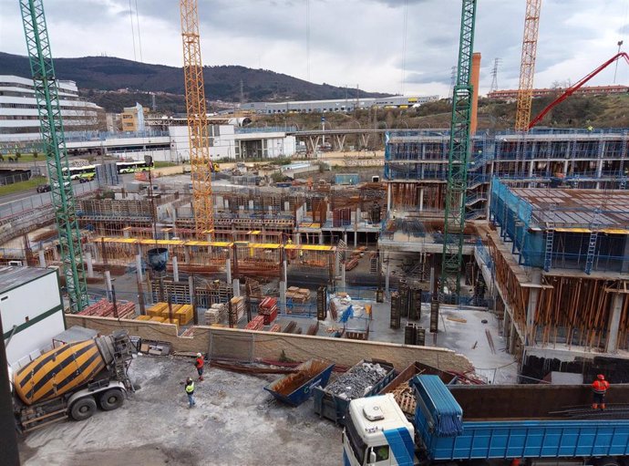 Archivo - Trabajadores en una obra de construcción