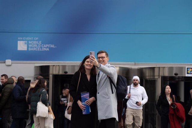 Dos personas se fotografían por fuera en las inmediaciones de Fira de Barcelona del MWC 2023, a 2 de marzo de 2023, en Barcelona, Catalunya (España).