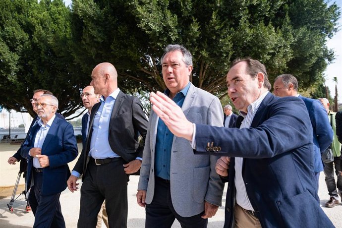 El secretario general del PSOE-A, Juan Espadas, en la puesta en servicio del último tramo de la reurbanización del Paseo de Torneo de Sevilla.