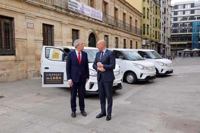 El concejal de Régimen Interior, Vicente Canuria, y el alcalde de León, José Antonio Diez, junto a los vehículos eléctricos para el reparto comercial.