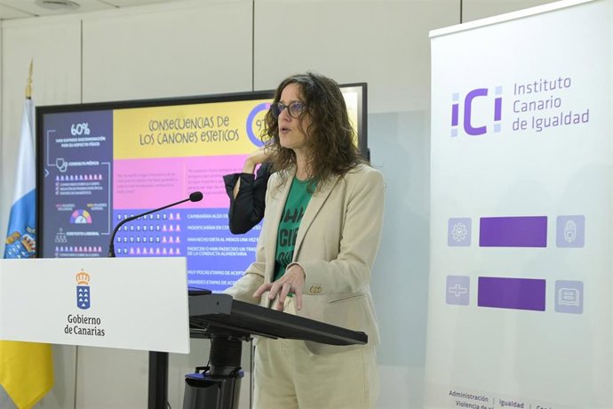 La directora del Instituto Canario de Igualdad, Kika Fumero, en la presentación de datos de una encuesta sobre violencia estética