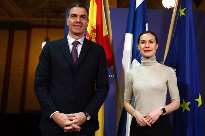 El presidente del Gobierno, Pedro Sánchez, con la primera ministra de Finlandia, Sanna Marin, durante su última gira europea.