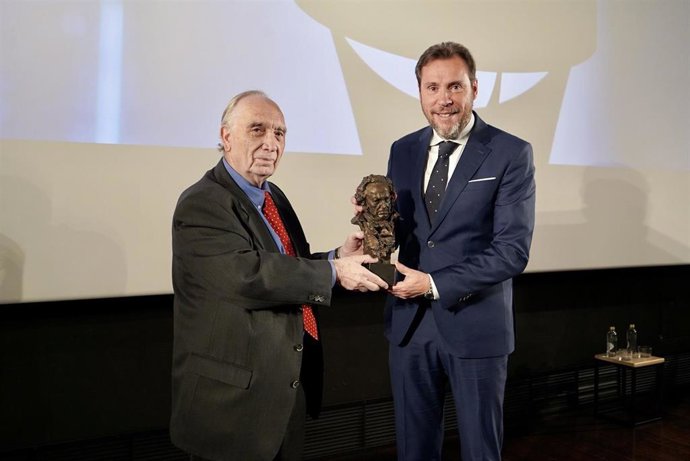 El alcalde de Valladolid, Óscar Puente, junto al presidente de la Academia de Cine, Fernando Méndez-Leite.